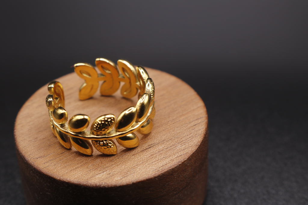 Anillo hojas baño de oro (ajustable)