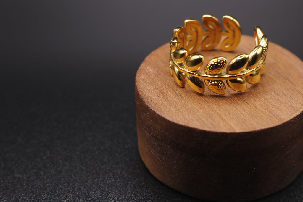 Anillo hojas baño de oro (ajustable)